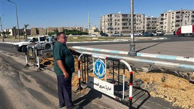 بداية من أمام مركز الشباب.. إصلاح الجزء التالف من طريق السويس القاهرة 
