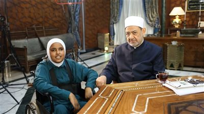 لفتة إنسانية.. شيخ الأزهر يكرم «محاربة السرطان والإعاقة» الطالبة آية مهني 