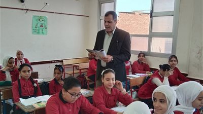 وكيل تعليم دمياط يشارك طابور الصباح بمدرسة النجارين ويتابع استلام الكتب