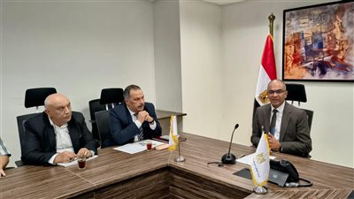 إسماعيل يُتابع موقف مشروعات الصرف الصحى ضمن