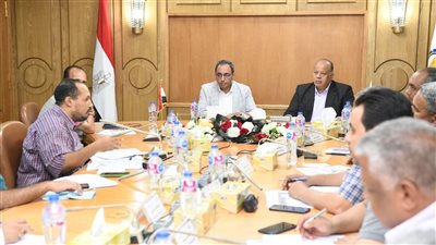 محافظ قنا يستعرض مع القيادات التنفيذية ملفات التقنين والتصالح