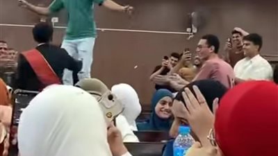 جامعة دمياط تنفي واقعة رقص طالب داخل مدرج.. وتوضح حقيقة الفيديو المتداول