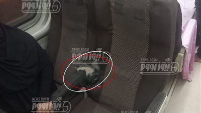 تداول صورة لمقعد مسنود بحجارة داخل عربة VIP بقطار أسوان