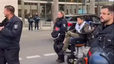 شرطة ألمانيا تعتقل شابا مقعدا على كرسي متحرك لمشاركة في مظاهرات دعم فلسطين