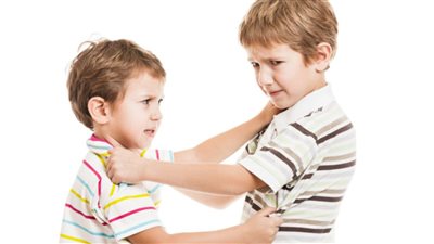 كيف تساعد التربية الإيجابية في التحكم بالسلوك العدواني عند الطفل