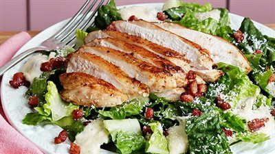 طريقة عمل سلطة السيزر في المنزل خطوة بخطوة لجميع أفراد العائلة