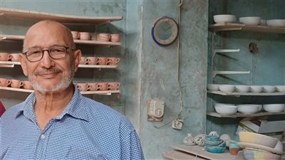 يحب الحياة ما استطاع إليها سبيلا.. شيخ الخزافين بالقليوبية وعشق الطين الأبدي