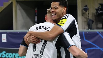 هارفي بارنيس يحيي إرث والده جون ويصنع تاريخًا أوروبيًا غير مسبوق مع نيوكاسل