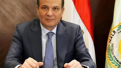 وزير الزراعة يحذر من التلاعب في الأسمدة وإيقاف الصرف للمتعدين على الأراضي  