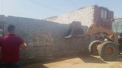 إزالة حالتين مخالفة على أرض زراعية بقرية الأشراف في محافظة قنا