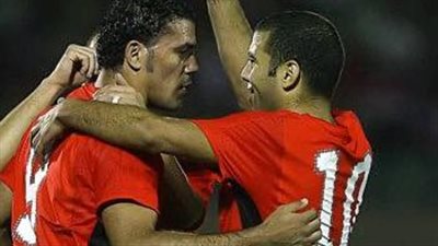 بعد شائعة مرضه.. لاعب الأهلي لـ عمرو زكي: ألف سلامة عليك 