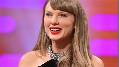 تايلور سويفت تستعرض خاتم خطوبتها من ترافيس كيلسي وتلمح لموعد الزفاف