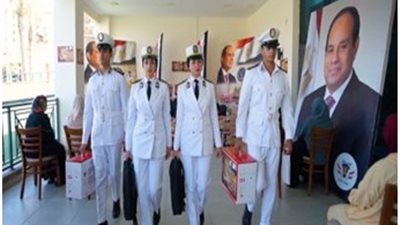 الداخلية تواصل دعم المرأة المعيلة بتوزيع ماكينات خياطة لتمكينهن من العمل|فيديو