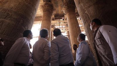 السياحة والآثار تكتب فصلًا جديدًا في إسنا.. الوزير بين الألوان العتيقة والوجوه