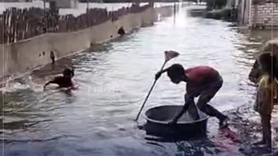 هم يبكي وهم يضحك.. صغار قرية دلهمو حولوا مأساة الغرق لساحة تجديف بالطشت