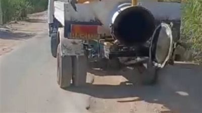 رصد سيارة صرف تلقي حمولة مخلفات صرف صحي في ترعة الشيخ عبيد بقرية الفحيرة بقنا