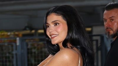 ديفيد بيكهام وكايلي جينر من بين حضور عرض سكياباريلي بأسبوع باريس للموضة 