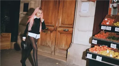 المؤثرة نور عريضة تظهر بالشعر الوردي في أسبوع باريس للموضة 