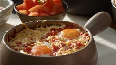 طريقة عمل طاجن الفول بالبيض والجبن.. وجبة صباحية لذيذة ومشبعة 	