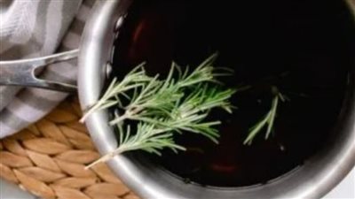 طريقة تحضير بخاخ الروز مارى لعلاج الشعر في المنزل.. بيطول ويتقل