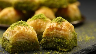 طريقة عمل البقلاوة اليونانية اللذيذة بخطوات بسيطة في المنزل 	