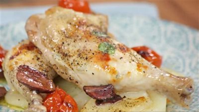 طريقة عمل أفخاذ الدجاج اليونانية مع الباذنجان المشوي والجبنة 	