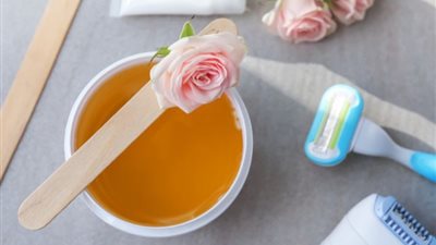 طرق سهلة لتقليل ألم إزالة الشعر بالشمع وجعل التجربة أكثر راحة