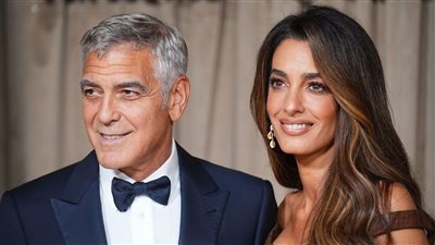 أمل كلوني تتألق بسحر هوليوود برفقة زوجها جورج كلوني