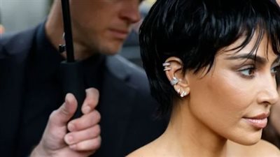 كيم كارداشيان تكشف عن قصة شعر جديدة مثيرة باللون الأسود