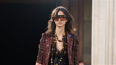 مجموعة نينا ريتشي تعيد مفهوم الأنوثة بأسلوب فريد في أسبوع باريس للموضة