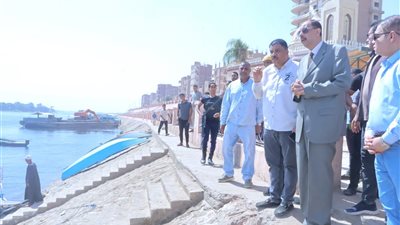 محافظ سوهاج يتفقد جزيرة المستجدة ويلتقي الأهالي للاطمئنان على منسوب النيل