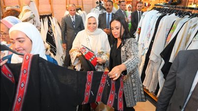 مايا مرسي تتفقد جناح صندوق دعم الصناعات الريفية والبيئية بمعرض «تراثنا 2025»