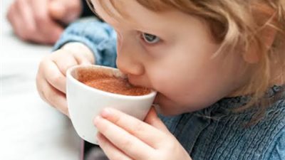 أضرار الشاي والقهوة على الأطفال: مخاطر صحية يجب الانتباه لها