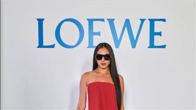 سلمى أبو ضيف تخطف الأضواء خلال حضورها عرض Loewe بأسبوع باريس للموضة