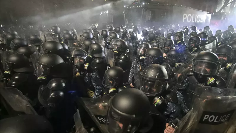 متظاهرون يقتحمون