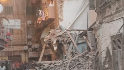 انهيار جزئي لعقار قديم في بحري يتسبب في تحطم سيارات 