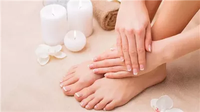 تفتيح القدمين واليدين بطرق طبيعية فعالة وآمنة في المنزل