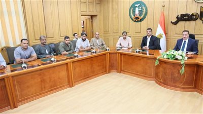 محافظ المنوفية يلتقى أهالي قرية دلهمو للاستماع إلى مطالبهم والعمل على حلها 