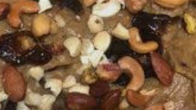 عصيدة التمر والمكسرات.. حلى أصيل بطعم يذوب في الفم! 