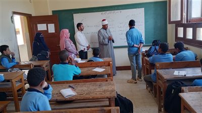 رئيس المنطقة الأزهرية بالسويس يتفقد طابور الصباح والفصول الدراسية