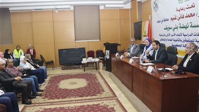 نائب محافظ بني سويف يسلم 53 منحة دراسية للمتفوقين من الثانوية العامة والأزهرية