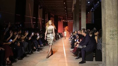 تصميمات إيلي صعب للمرأة الشجاعة بأسبوع باريس للموضة 