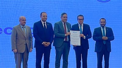 نائب رئيس الوزراء ووزير الصحة يكرم وكيل وزارة الصحة بالمنوفية