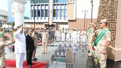 ذكرى انتصارات أكتوبر: محافظ الشرقية يضع إكليلاً من الزهور على النصب التذكاري