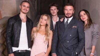 فيكتوريا بيكهام تنشر صورًا جذابة لأسرتها خلال عرض أزياء ربيع وصيف 2026