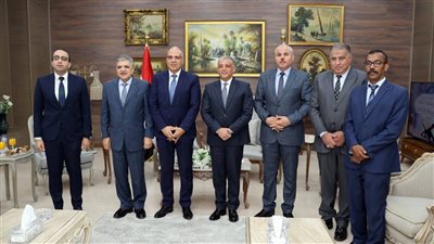 محافظ الإسماعيلية يستقبل وزير الري ويهديه درع المحافظة