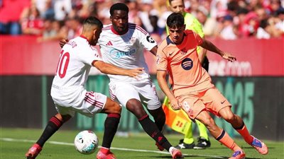 الدوري الأسباني.. إشبيلية يصعق برشلونة بثنائية في الشوط الأول  