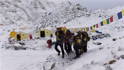 عاصفة ثلجية في إيفرست تحاصر 1000 شخص في الجبل الآسيوي