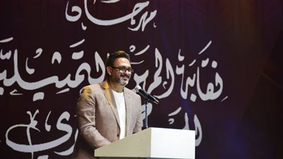 بعد شكرها له .. أكرم حسني يوجه رسالة إلي نقابة المهن التمثيلية 