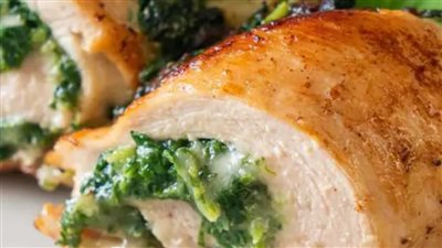 جربي صدور الدجاج المحشية بالسبانخ.. وصفة خفيفة ولذيذة على سفرتك